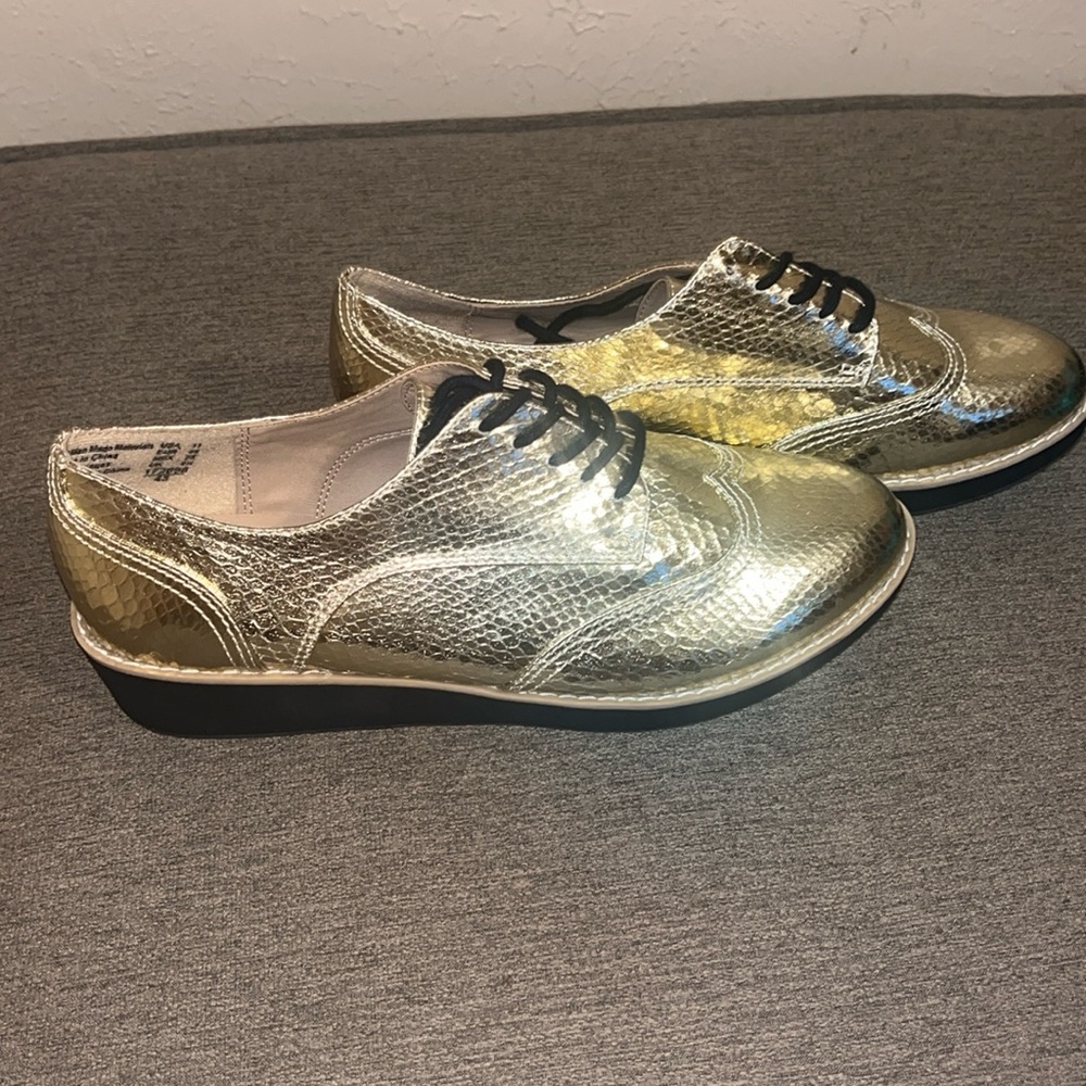 Size 11 Gold women shoes from the brand Brash brand new tags still inside